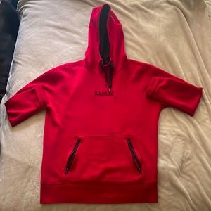 Runs a little big, like a regular small in men’s. Great condition. Barely worn